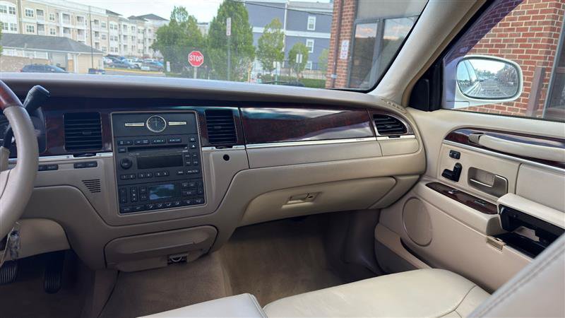 Used 2007 Lincoln Town Car Signature Limited RWD image 27