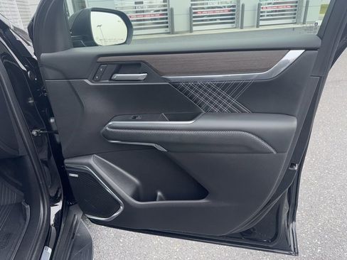 Used 2025 GMC Acadia Denali image 17