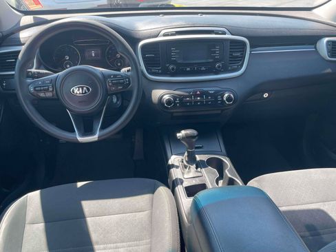 Used 2017 Kia Sorento AWD image 8