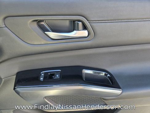 Used 2024 Nissan Pathfinder SL FWD image 18
