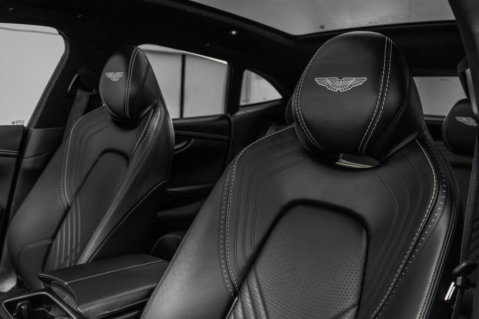 Used 2021 Aston Martin DBX AWD/4WD image 26