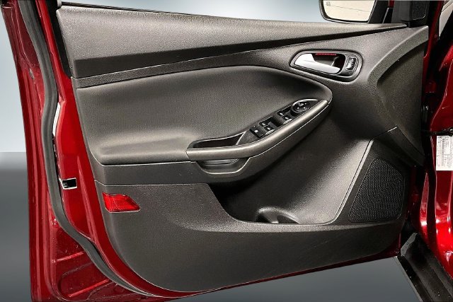 Used 2017 Ford Focus SEL w/ Cold Weather Package FWD image 18