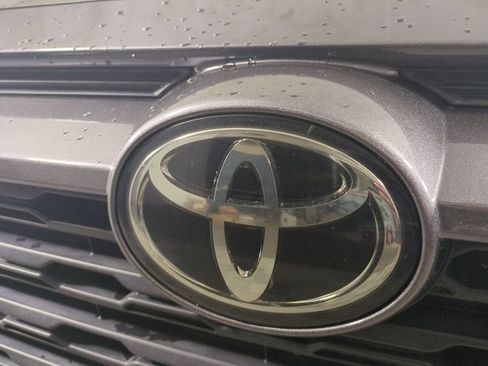 Used 2021 Toyota RAV4 LE FWD image 13