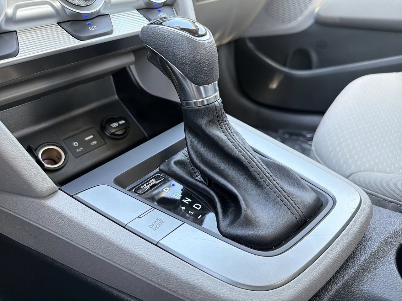Used 2019 Hyundai Elantra SE FWD image 23