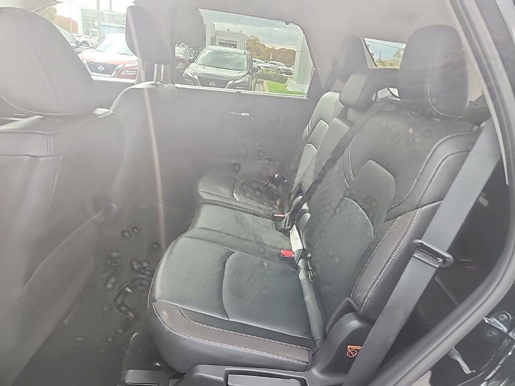 Used 2025 Nissan Pathfinder SL AWD/4WD image 25