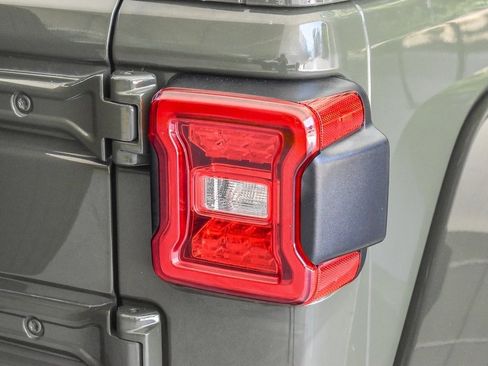 Used 2022 Jeep Wrangler Unlimited Sahara image 7