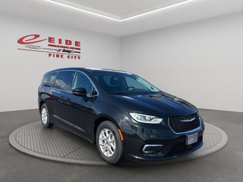 Used 2023 Chrysler Pacifica Touring-L FWD image 12