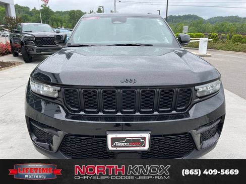 Used 2025 Jeep Grand Cherokee Altitude AWD/4WD image 21