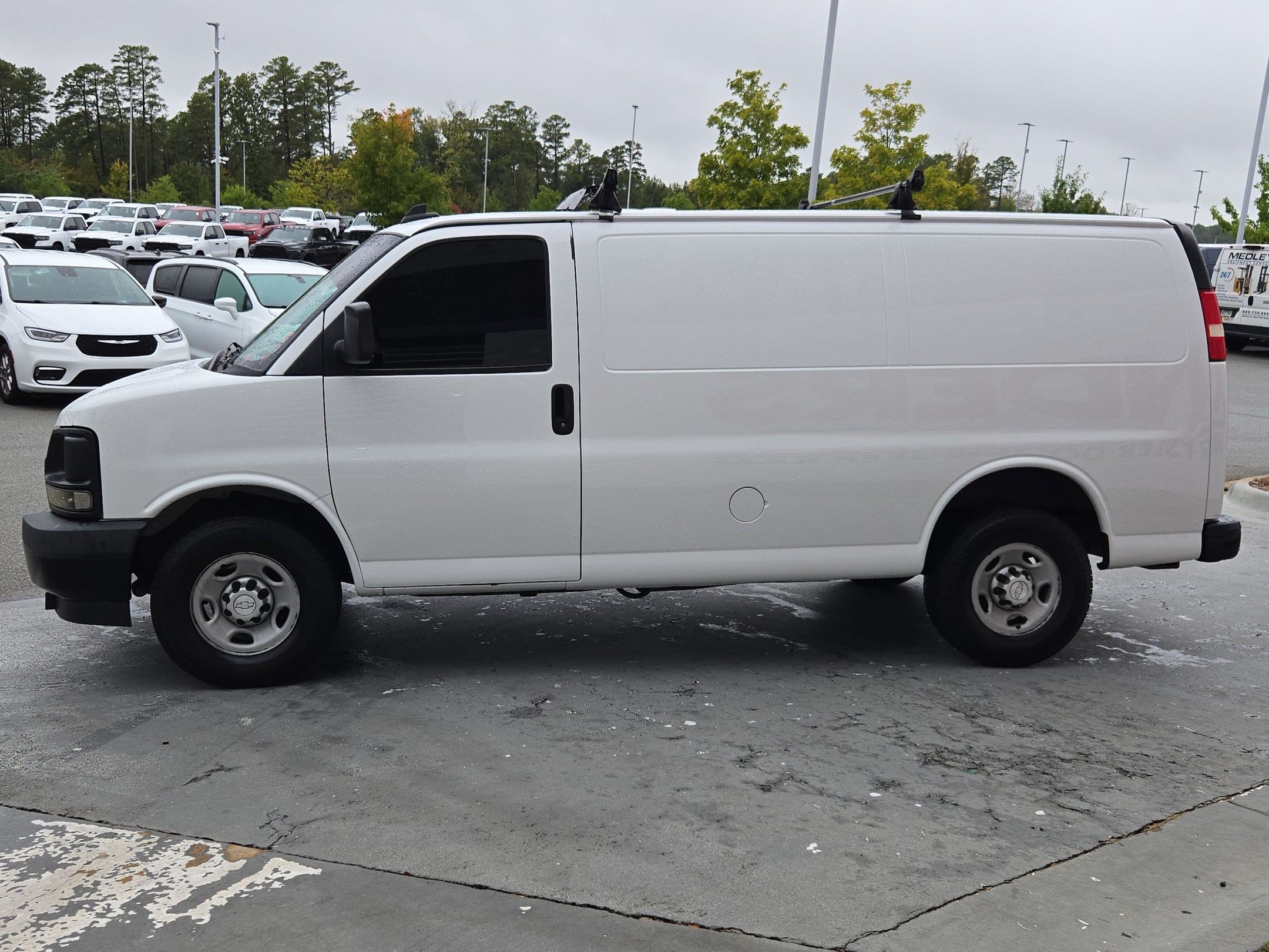 Used 2017 Chevrolet Express 2500 RWD image 4