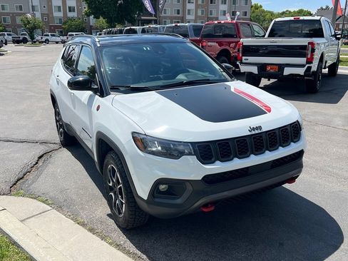 Used 2025 Jeep Compass Trailhawk AWD/4WD image 5