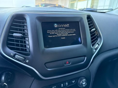 Used 2019 Jeep Cherokee Latitude w/ Popular Appearance Group FWD image 25