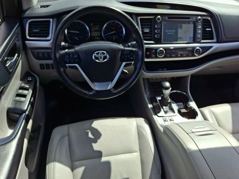 Used 2019 Toyota Highlander XLE AWD/4WD image 12