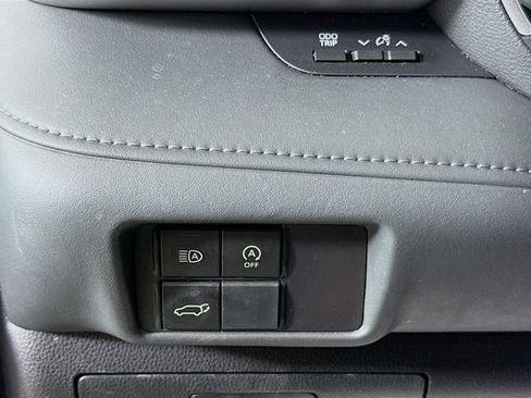 Used 2023 Toyota Highlander XLE AWD/4WD image 12