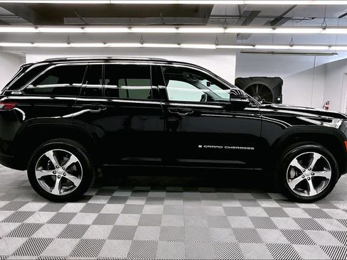 Used 2023 Jeep Grand Cherokee Limited AWD/4WD image 15