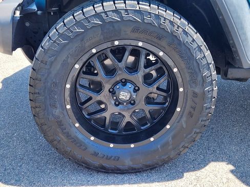 Used 2019 Jeep Wrangler Unlimited Rubicon w/ Cold Weather Group AWD/4WD image 12