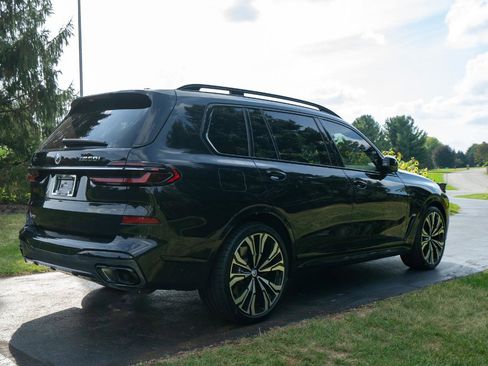 Used 2023 BMW X7 M60i image 3