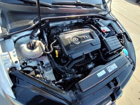 Used 2016 Volkswagen Golf SE image 22