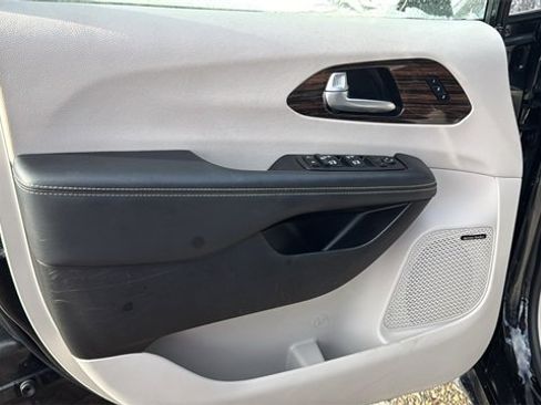 Used 2022 Chrysler Pacifica Limited image 10