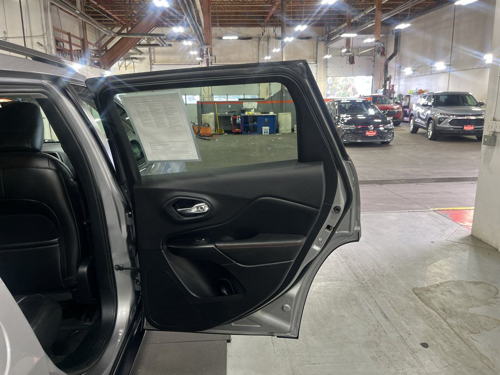 Used 2020 Jeep Cherokee Trailhawk AWD/4WD image 24