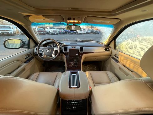 Used 2014 Cadillac Escalade Premium image 11