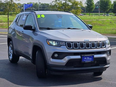 Used 2024 Jeep Compass Latitude AWD/4WD image 4