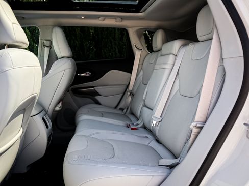 Used 2019 Jeep Cherokee Overland w/ Technology Group AWD/4WD image 8
