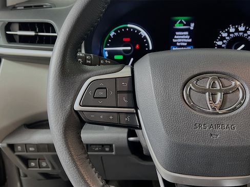 Used 2024 Toyota Sienna XLE image 19