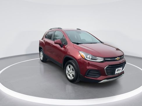 Used 2022 Chevrolet Trax LT w/ LT Convenience Package image 2