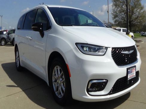 Certified 2025 Chrysler Pacifica Select image 4