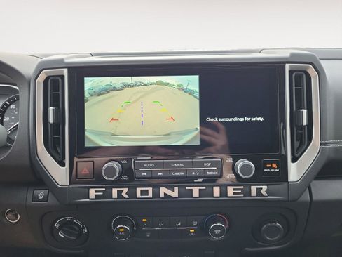 Used 2025 Nissan Frontier SV image 14
