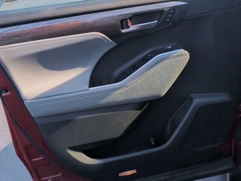 Used 2023 Toyota Highlander Platinum FWD image 11