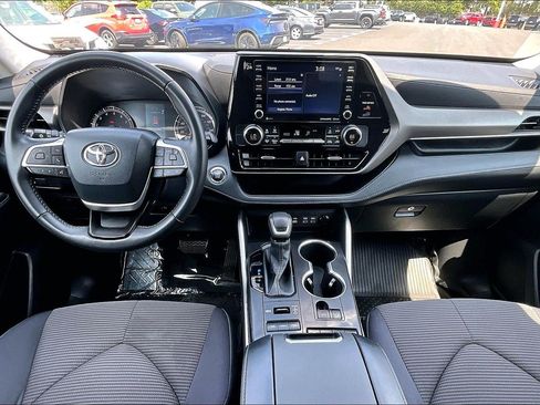 Used 2022 Toyota Highlander LE AWD/4WD image 14