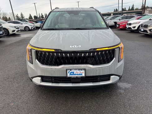 Used 2025 Kia Carnival EX image 2