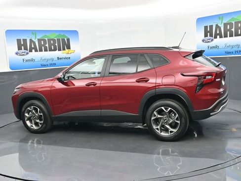 Used 2025 Chevrolet Trax LT w/ LT Convenience Package image 3