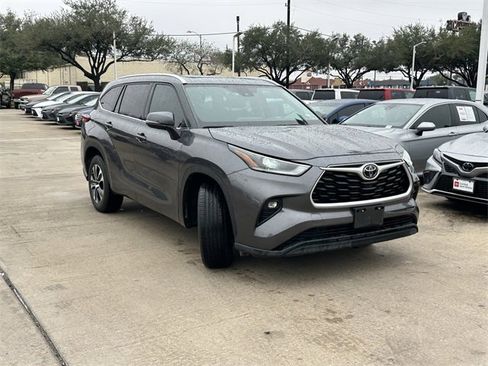 Used 2021 Toyota Highlander XLE image 3