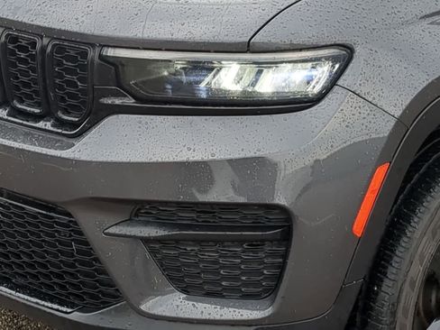 Used 2022 Jeep Grand Cherokee Altitude image 11