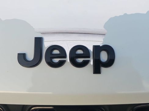 Used 2025 Jeep Grand Cherokee Altitude RWD image 9