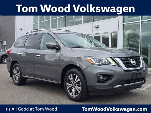 Used 2017 Nissan Pathfinder SL image 1