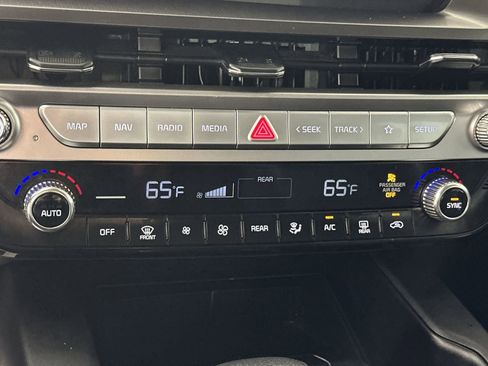 Used 2024 Kia Telluride LX FWD image 23