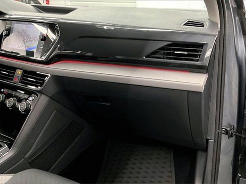 Used 2022 Volkswagen Taos SEL image 15