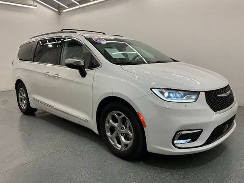 Used 2023 Chrysler Pacifica Limited FWD image 8