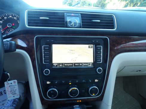 Used 2012 Volkswagen Passat 2.5 SEL Premium image 8