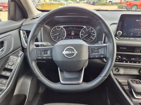 Used 2025 Nissan Rogue SV FWD image 22