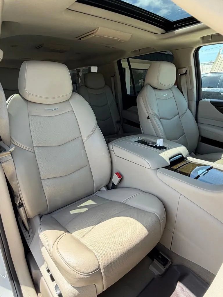 Used 2020 Cadillac Escalade ESV Premium Luxury AWD/4WD image 23