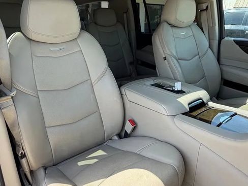 Used 2020 Cadillac Escalade ESV Premium Luxury AWD/4WD image 23