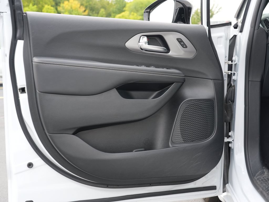 Used 2025 Chrysler Pacifica Select FWD image 14