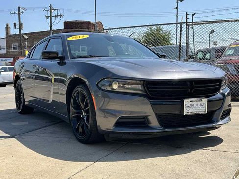 Used 2018 Dodge Charger SXT w/ Blacktop Package RWD image 3