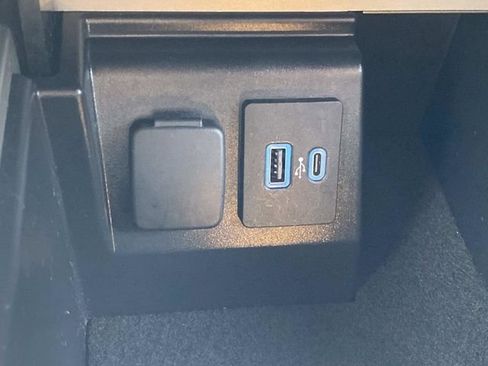 Used 2023 Ford Explorer Limited AWD/4WD image 31