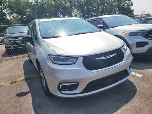 Used 2024 Chrysler Pacifica Limited FWD image 3