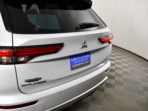 Used 2023 Mitsubishi Outlander SE AWD/4WD image 15